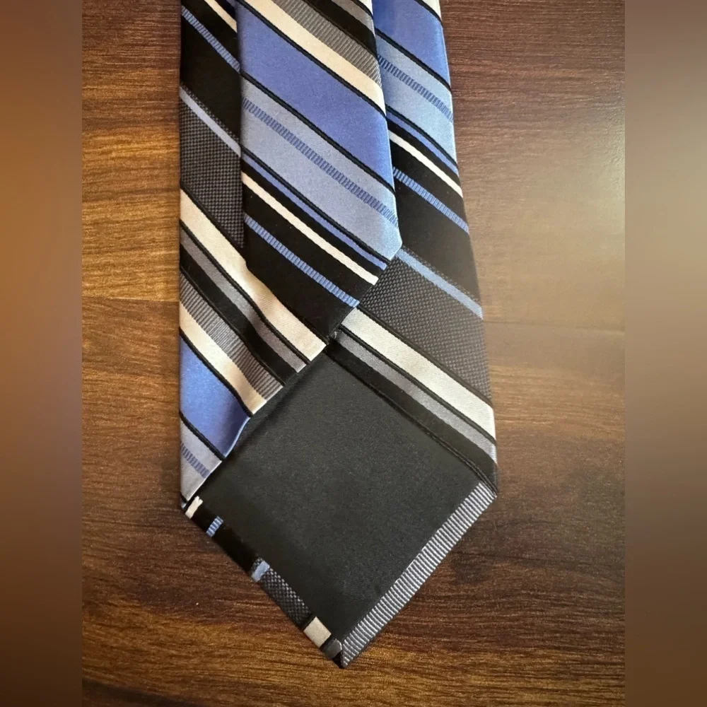 🌿END of Season SALE🌿MICHAEL KORS Silk Striped Blue and Black Men's Tie